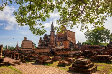 Tayland 'da, Sukhotai Tarih Parkı' ndaki Wat Mahathat tapınağının kalıntılarının görüntüsü.