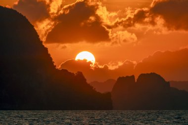 Tayland, Krabi 'deki Tubkaek Plajı' nda Than Bok Khorani Ulusal Parkı adalarıyla güzel bir gün batımı.