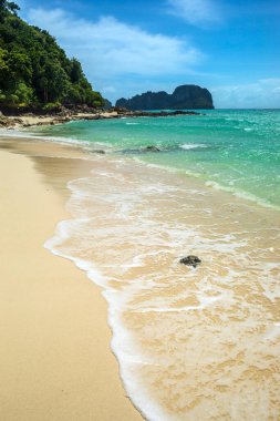 Phi Phi Adaları 'ndaki Bambu Adası' ndaki bir cennet kumsalının dikey fotoğrafı, Hat NopPharat Thara Ulusal Parkı - Mu Ko Phi Phi, Krabi, Tayland