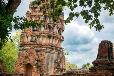 Ayutthaya, Tayland 'daki Wat Phra Ram kompleksi içindeki Budist tapınağı ağaçların arasında.