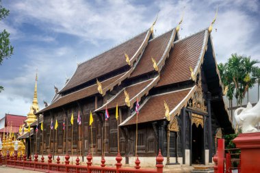 Tayland, Chiang Mai 'de Wat Phantao adında tahta bir Budist tapınağı.