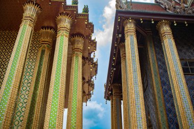 Bangkok, Tayland 'daki Büyük Saray' ın Kraliyet Panteonu ve Pra Mondop binalarının altın sütunları.