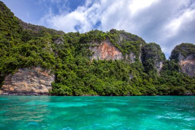 Tayland 'ın Ko Phi Phi Lee Adası' nın doğal çevresi. Zümrüt suları ve çarpıcı kayaları var.