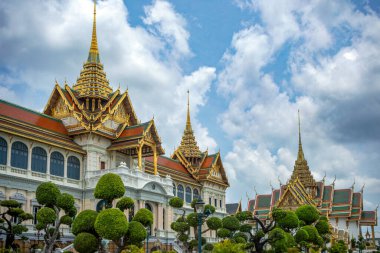 Bangkok, Tayland 'daki Büyük Saray binasındaki Chakri ve Dusit saraylarının gündüz görüntüsü