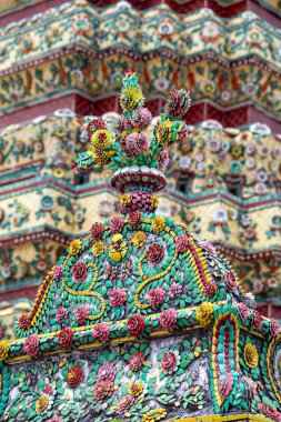 Wat Pho 'daki Phra Maha Chedi Diloktama Kornkanya nişanı ya da Tayland Bangkok' taki uzanan Buda tapınağının ayrıntıları