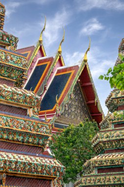 Wat Pho 'daki renkli binaların ya da Tayland, Bangkok' taki yaslanan Buda Tapınağı 'nın dikey görüntüsü