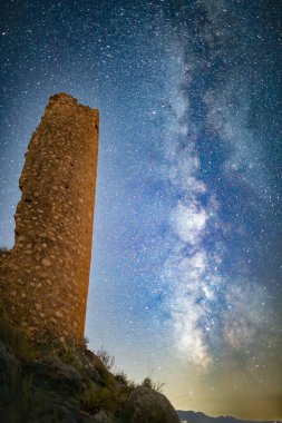 Lorca, Murcia Bölgesi, İspanya 'daki Xiquena Kalesi' nin kalıntılarından Samanyolu manzarası