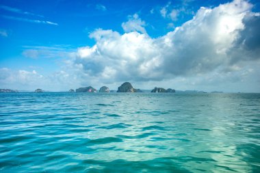 Tayland 'ın Krabi ilindeki Than Bok Khorani Milli Parkı' nın mavi denizden görünüşü