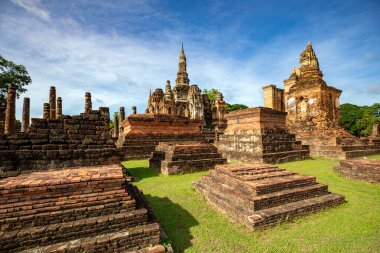 Tayland 'daki Sukhothai Tarihi Parkı' ndaki Wat Mahathat tapınağının kalıntıları.