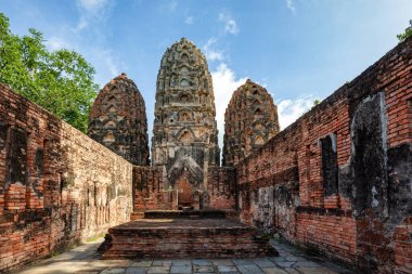 Tayland 'daki Sukhothai Tarih Parkı' ndaki Wat Si Sawai tapınağının kalıntıları.