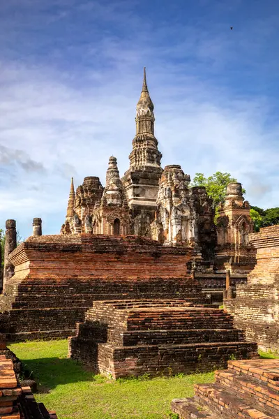Tayland 'daki Sukhothai Tarihi Parkı' ndaki Wat Mahathat tapınağının harabelerinin dikey görüntüsü