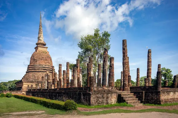 Tayland 'daki Sukhothai Tarih Parkı' ndaki Wat Si Sukhothai tapınağının arkeolojik kalıntılarının görüntüsü..