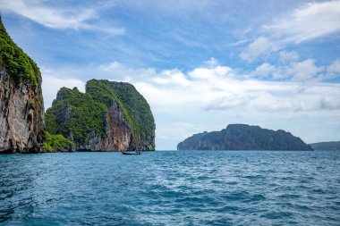 Tayland, Krabi 'deki Phi Phi Adaları' nda zümrüt denizli verimli tropikal bitki örtüsü olan kayalıklar.