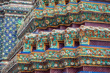 Bangkok, Tayland 'daki Wat Po Budist tapınağını süsleyen muhteşem seramik mozaiklerin ayrıntıları.