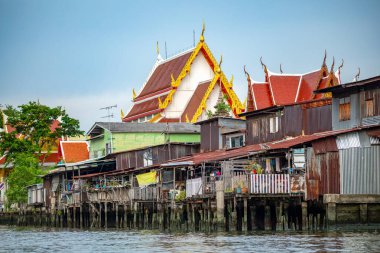 Bangkok, Tayland 'ın Thonburi tarafındaki Khlong Mong kanalı boyunca ahşap evler