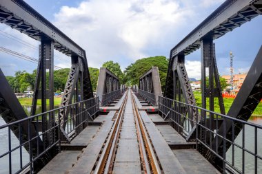 Kanchanaburi Eyaleti, Tayland 'daki Kwai Köprüsü üzerinden tren yolu geçiyor.