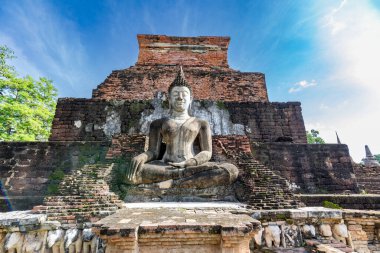 Tayland 'daki Sukhothai Tarihi Parkı' nın tapınaklarından birinde bir Buda heykeli görülüyor.