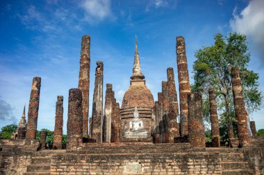 Sukhothai Tarih Parkı 'ndaki Wat Sa Si tapınağının arkeolojik kalıntıları Buddha ile birlikte görünüyor.