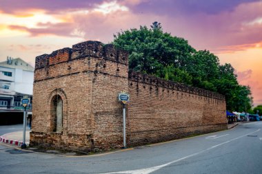 Tayland 'ın Chiang Mai şehrini çevreleyen çentikli duvarın bir bölümü.