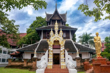 Wat Chedi Luang kompleksindeki müze binası, Chiang Mai, Tayland, girişinde altın bir Buda var.