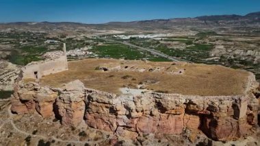 İspanya 'nın Murcia bölgesindeki Mula tepesindeki Ortaçağ Alkalesinin insansız hava aracı görüntüsü.