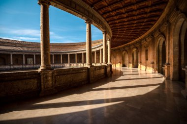 Endülüs, İspanya 'da, Granada' daki Charles V Rönesans Sarayı 'nın içinde zıt ışıklandırmayla