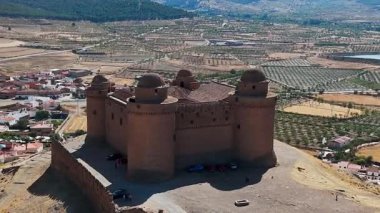 Arka planda Sierra Nevada 'nın bulunduğu Granada, Endülüs' teki La Calahorra Rönesans Kalesi 'nin hava manzarası.