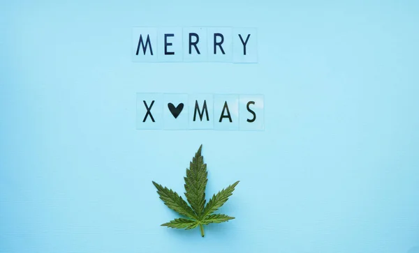Karácsonyi Üdvözlet Kannabiszlevél Lapos Fektetés — Stock Fotó