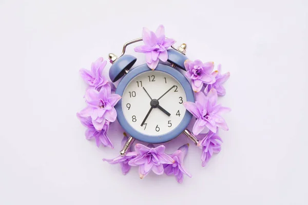 Relógio Com Flores Flat Lay Olá Bandeira Primavera — Fotografia de Stock