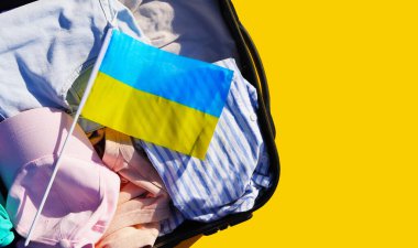 Ukrayna 'ya git. Bayrak dolu bavul. Bagaj konsepti
