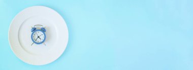 Perhiz konsepti. Saat tabakta duruyordu. Kilo verme planı