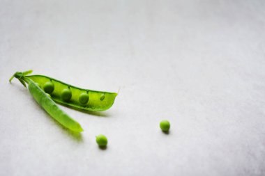 Yeşil bezelye kabuğu yaklaş. Taze yaz sebzeleri. Bitki proteini