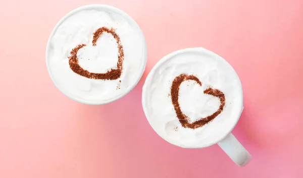 コーヒーのトップビューの2カップのハートの形状 バレンタインデーの挨拶 ロマンチックな雰囲気 — ストック写真