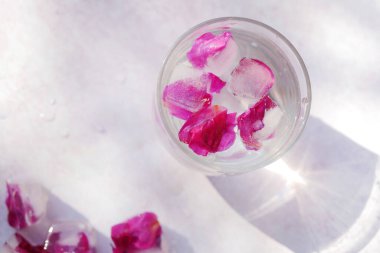 Gül yapraklı buz küpleri. Yaz ferahlatıcı kokteyl üstü görünümü