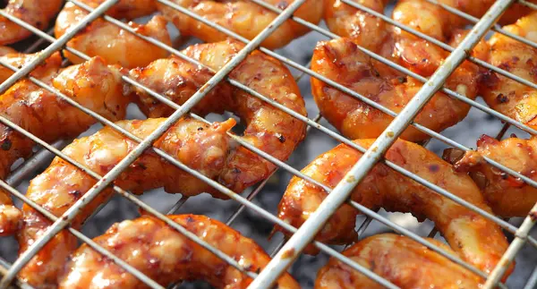 Kızarmış karides. Deniz ürünleri barbeküsü.