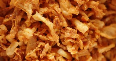 Çıtır soğan dokusu. Kurutulmuş fast food. Kızarmış gevrek.