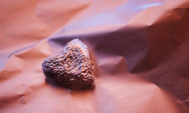 Metalik kalp tasarım afişi. Sevgililer Günü