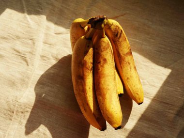 Muz dalı masanın üzerinde yatıyordu. Vejetaryen diyeti. Egzotik yemek.