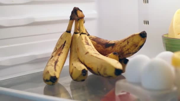 Comida Frigorífico Bananas Ovos Queijo Ingredientes Que Guardam Frio — Vídeo de Stock