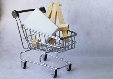 Alışveriş arabasındaki sanat malzemeleri. En iyi sanat materyalleri