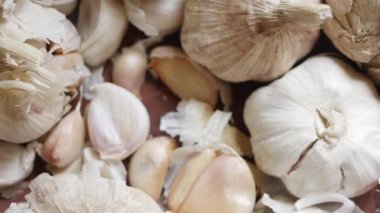 Sarımsak ampulleri üst tarafta. Yemek arkaplanı. Baharatlı baharat.