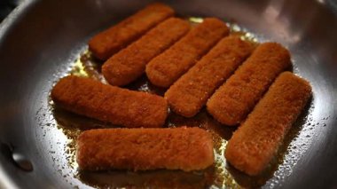 Tavada Kızarmış Balık Çubuğu. Çıtır Atıştırmalık Pişirme