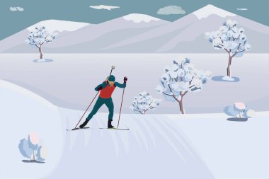 Kış sporları. Biatlon. Biatloncu kar örtülü dağların, ağaçların, çalıların ve gökyüzündeki bulutların zemininde kayak yarışının bir safhasında