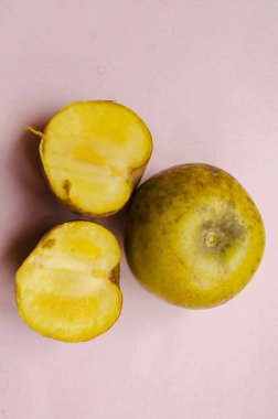 Bu iki beyaz sapot kesitinin düzlüğü ve bir meyve..