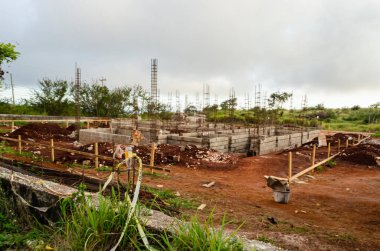 Devam eden bir bina temelden birkaç blok kaldırıldı.