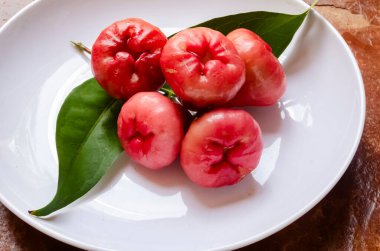 Bir grup çan elmasının tabanı yukarı doğru dönüyor..