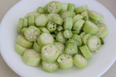 Dilimler beyaz bir tabakta..