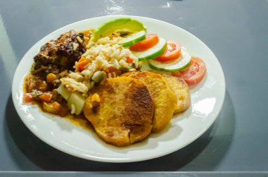 Şekerli patates, yükselme, çalı fasulyesi, havuç, tavuk, domates, salatalık ve avokadodan oluşan bir yemek tepside.