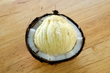 Hindistan cevizinin yarısı (Cocos nucifera), kahverengi dış kabuğu, beyaz eti ve 