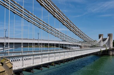 Conwy, UK- 16 Temmuz 2022: Kuzey Galler 'deki Conwy köyündeki Telford Askı Köprüsü.